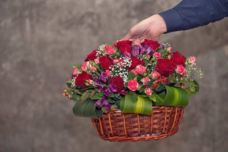 dreamy-date-night-gift-basket-ideas